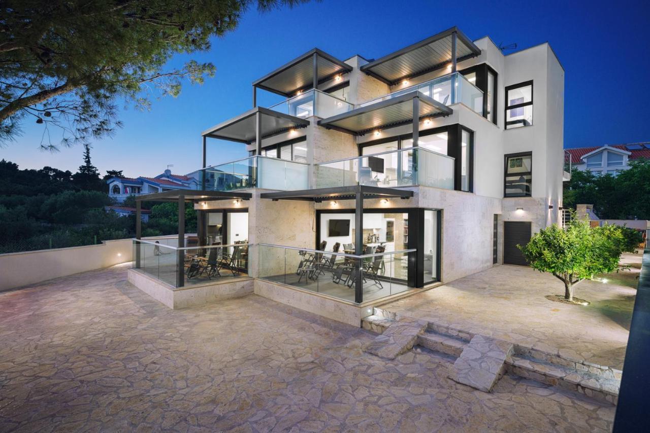 Alexandra Apartments ตรีบูนย์ ภายนอก รูปภาพ