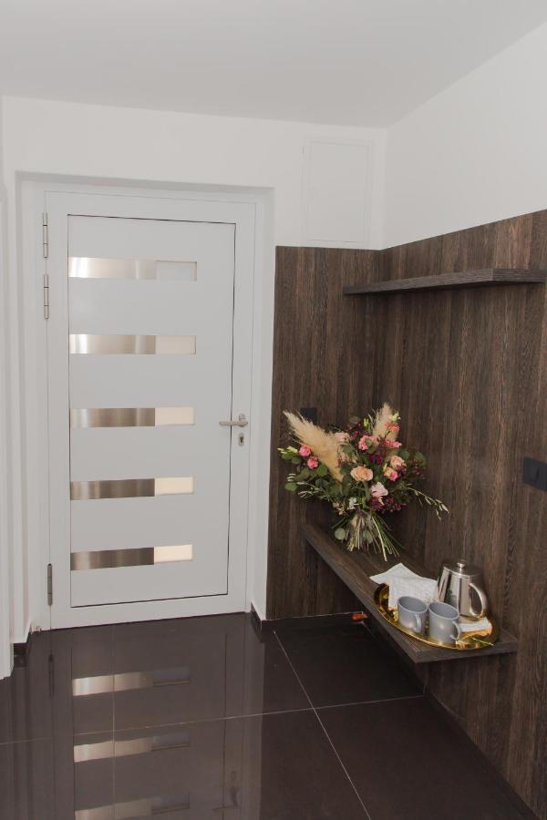 Alexandra Apartments ตรีบูนย์ ภายนอก รูปภาพ