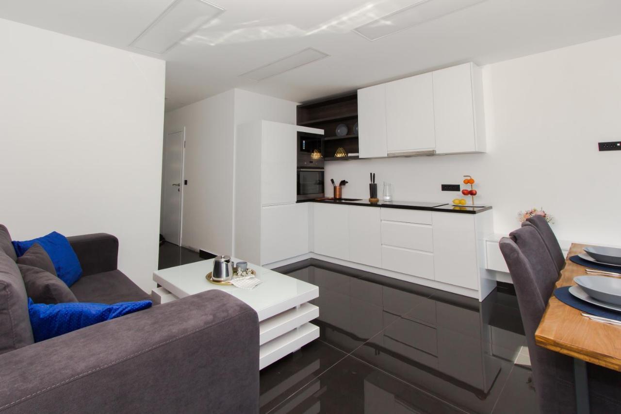 Alexandra Apartments ตรีบูนย์ ภายนอก รูปภาพ