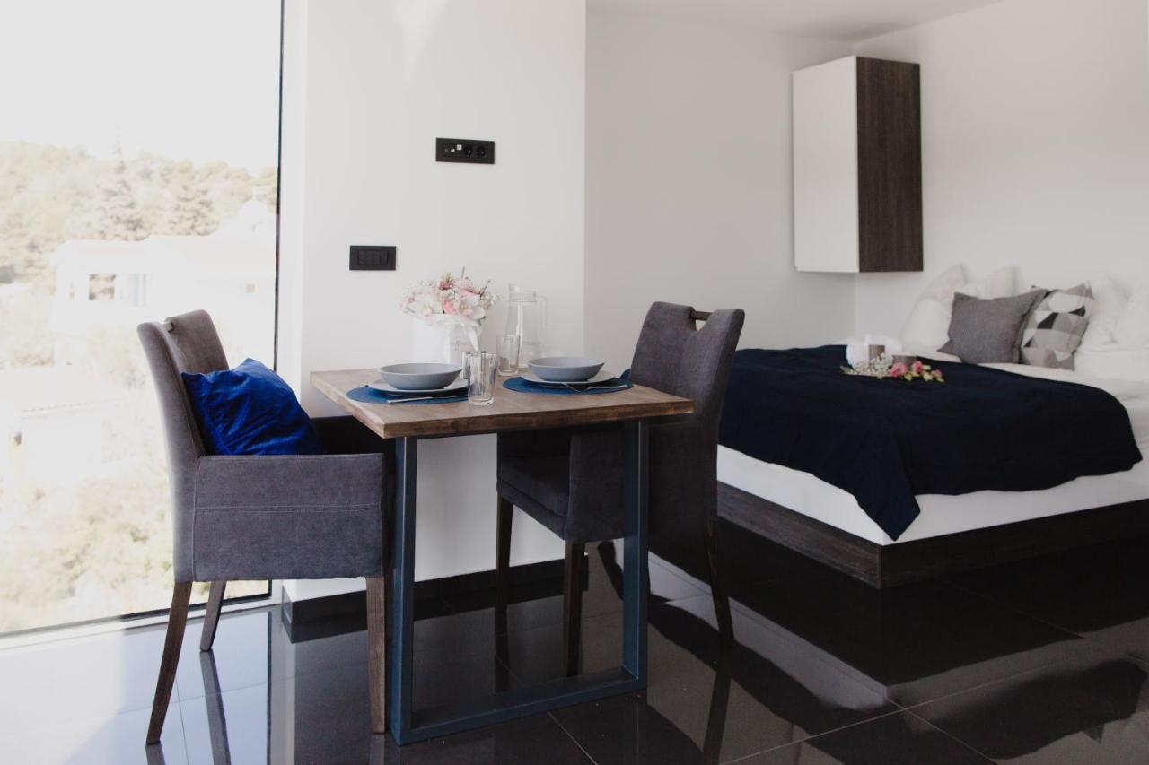 Alexandra Apartments ตรีบูนย์ ภายนอก รูปภาพ